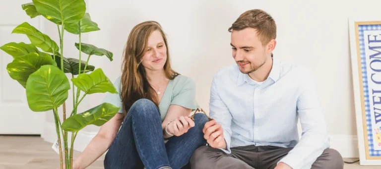 Pareja feliz con su llave luego de firmar un contrato de alquiler