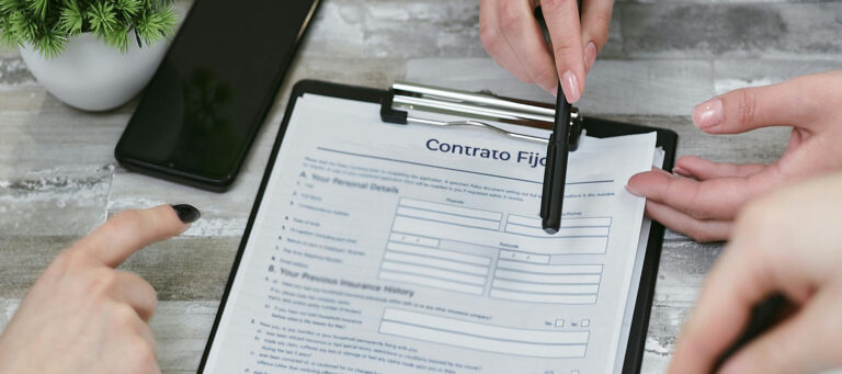 trabajador revisando contrato de trabajo fijo
