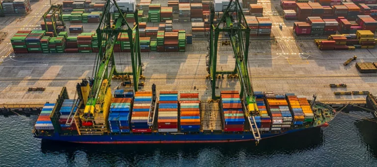 Barco cargado de contenedores de empresa importadora