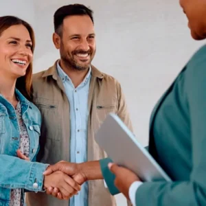 Abogados expertos gestionando expediente de arraigo sociolaboral en España.